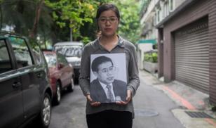 Ti-Anna Wang Holds a photo of her father 